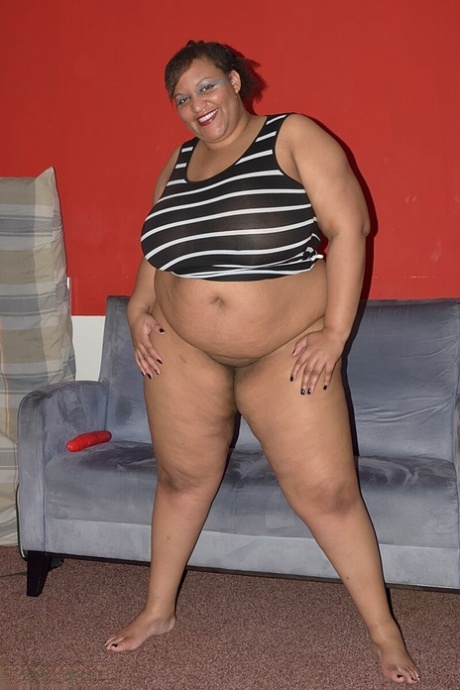 Obese black woman Curvy Bunny B oils up her tits before toying her vagina 82836839